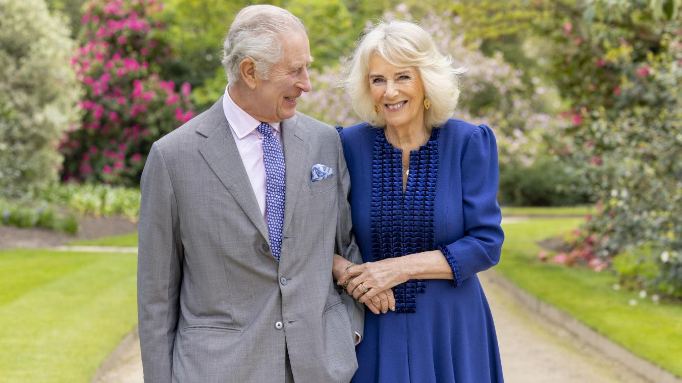 <p>Der britische König Charles III. und Königin Camilla stehen an dem Tag nach ihrem 19. Hochzeitstag im Garten des Buckingham Palace. Dieses Foto wird anlässlich des ersten Jahrestages ihrer Krönung veröffentlicht. Der Buckingham Palast teilt mit, dass König Charles III. nach seiner Krebsbehandlung in der nächsten Woche seine öffentlichen Pflichten wieder aufnehmen wird.</p>