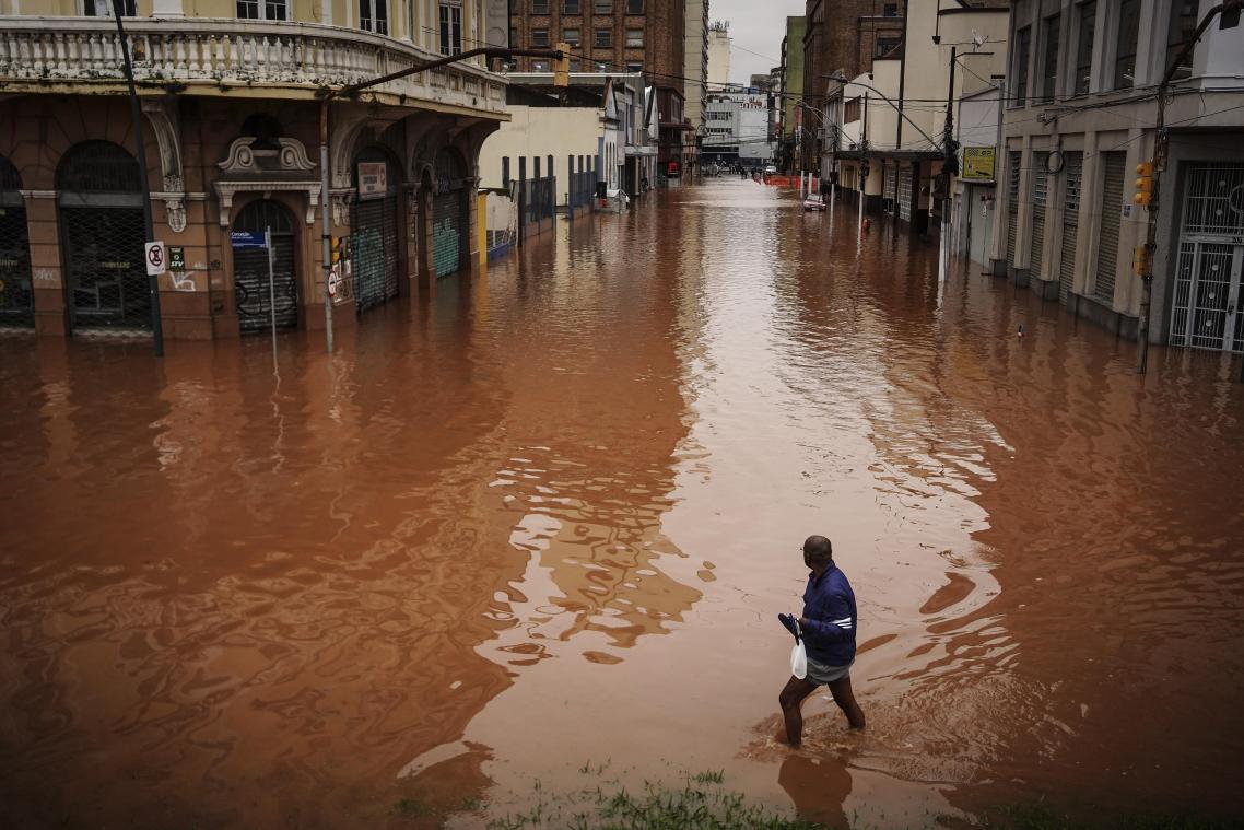 <p>Ein Mann watet in Porto Alegre im brasilianischen Bundesstaat Rio Grande do Sul durch ein von schweren Regenfällen überschwemmtes Gebiet.</p>