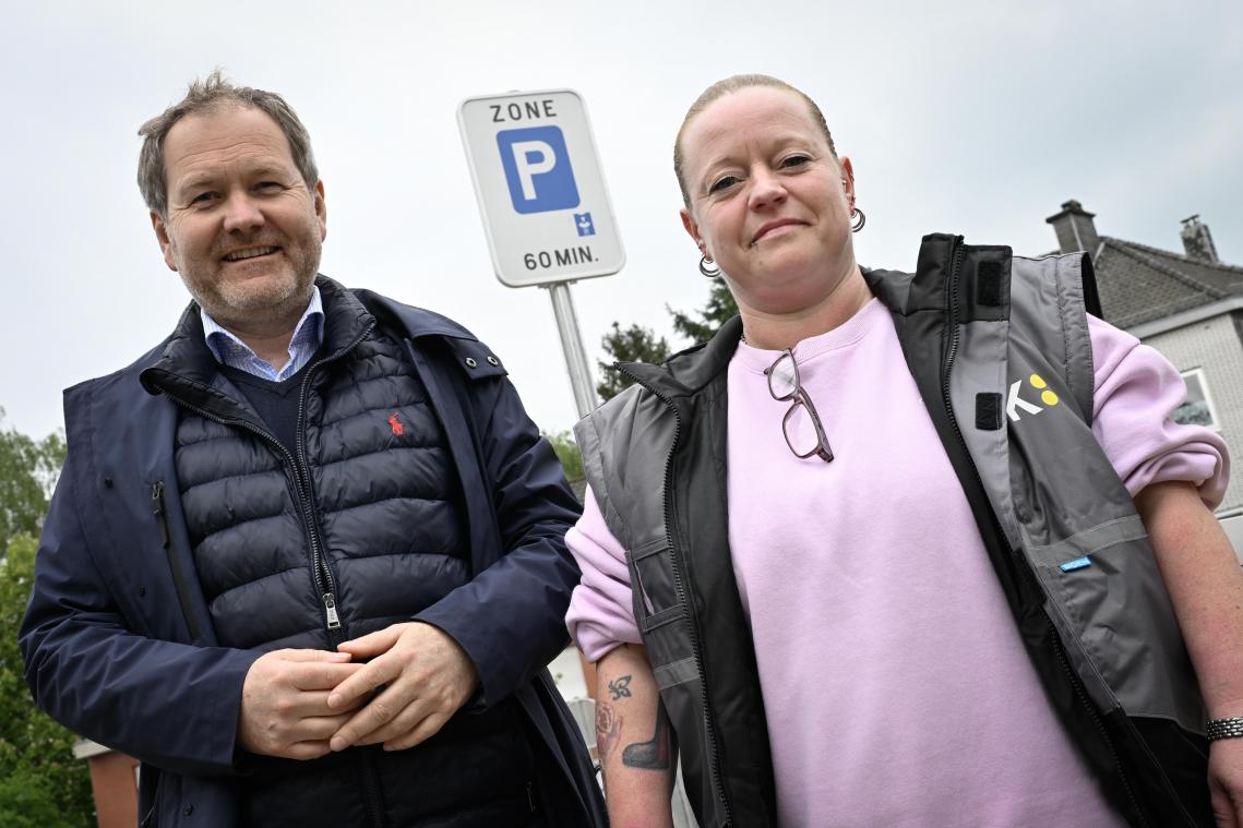 <p>Bürgermeister Luc Frank (CSP) und Feststellungsbeamtin Tamara Carnol</p>