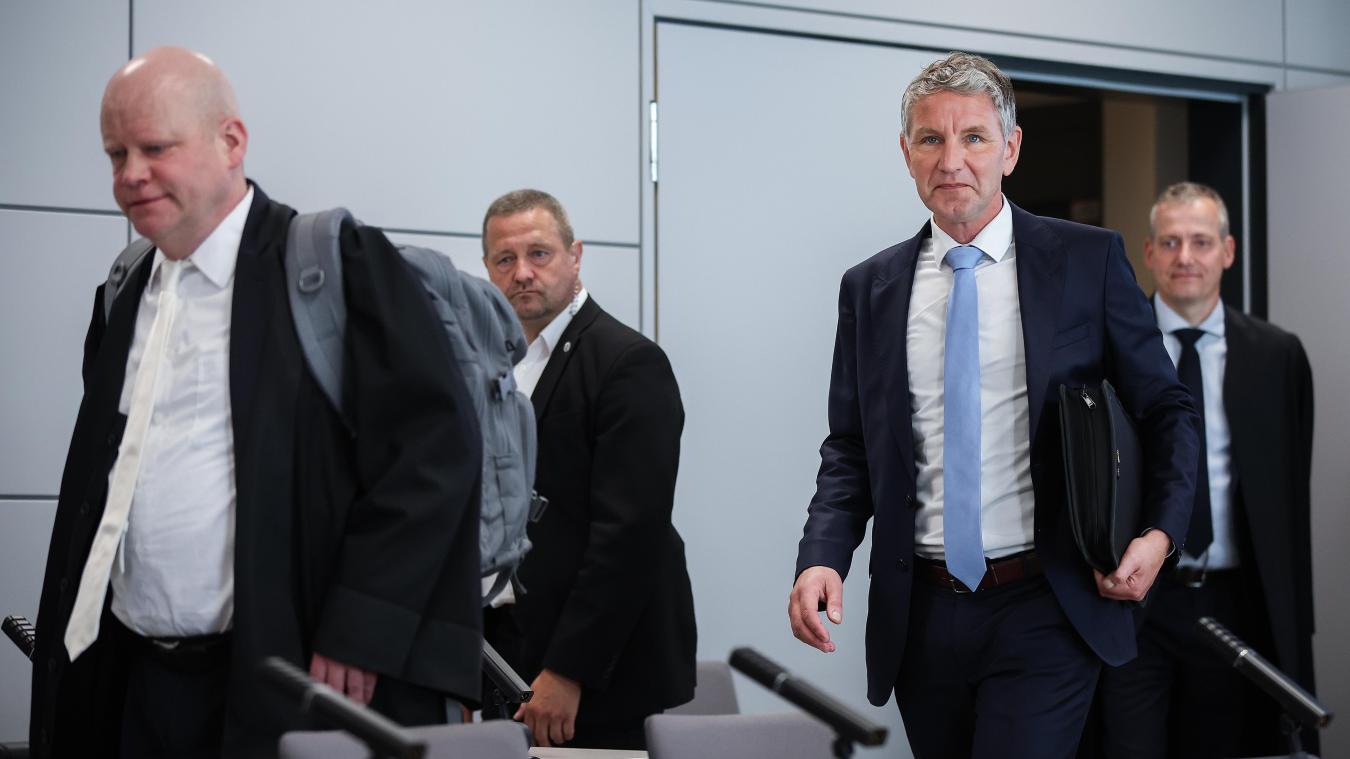<p>Björn Höcke (2.v.r.) betritt mit seinen Anwälten den Gerichtssaal.</p>