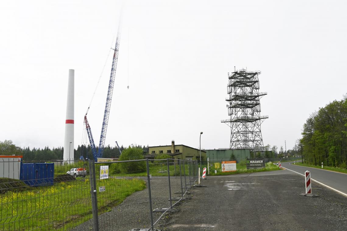 <p>Der Bau von zwei Windkraftanlagen auf dem Gelände der früheren Radarstation schreitet voran. In der Endausbaustufe könnten bis zu 17 Windräder auf dem weithin sichtbaren Schneifelrücken errichtet werden.</p>