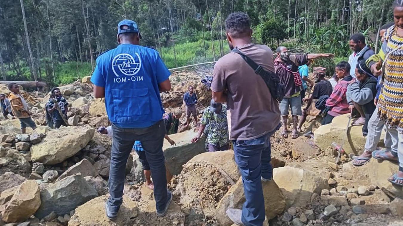 <p>Auf diesem von der Internationalen Organisation für Migration via AP zur Verfügung gestellten Foto suchen Dorfbewohner nach einem Erdrutsch im Dorf Yambali nach Verschütteten.</p>