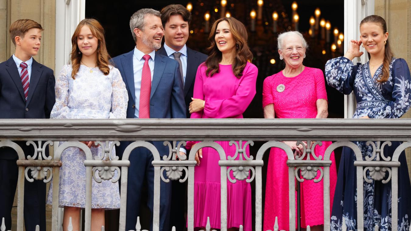 <p>Dänemarks König Frederik X. (3.v.l), der seinen 56. Geburtstag feiert, steht gemeinsam mit Prinz Vincent (l-r), Prinzessin Josephine, Kronprinz Christian, Königin Mary, seine MutterKönigin Margrethe II. und Prinzessin Isabella auf dem Balkon im Palast von Frederik VIII., Schloss Amalienborg in Kopenhagen.</p>