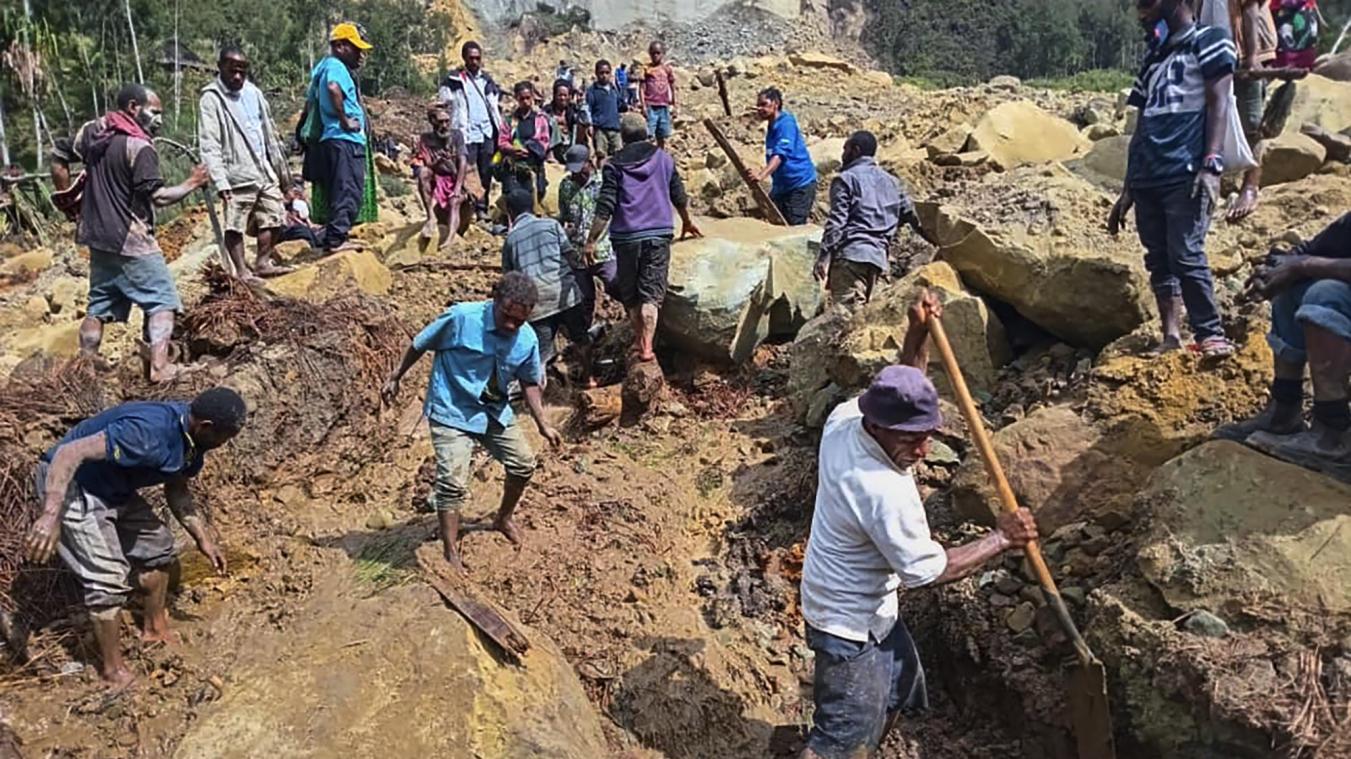 <p>Auf diesem von der Internationalen Organisation für Migration via AP zur Verfügung gestellten Foto suchen Dorfbewohner nach einem Erdrutsch im Dorf Yambali nach Verschütteten.</p>