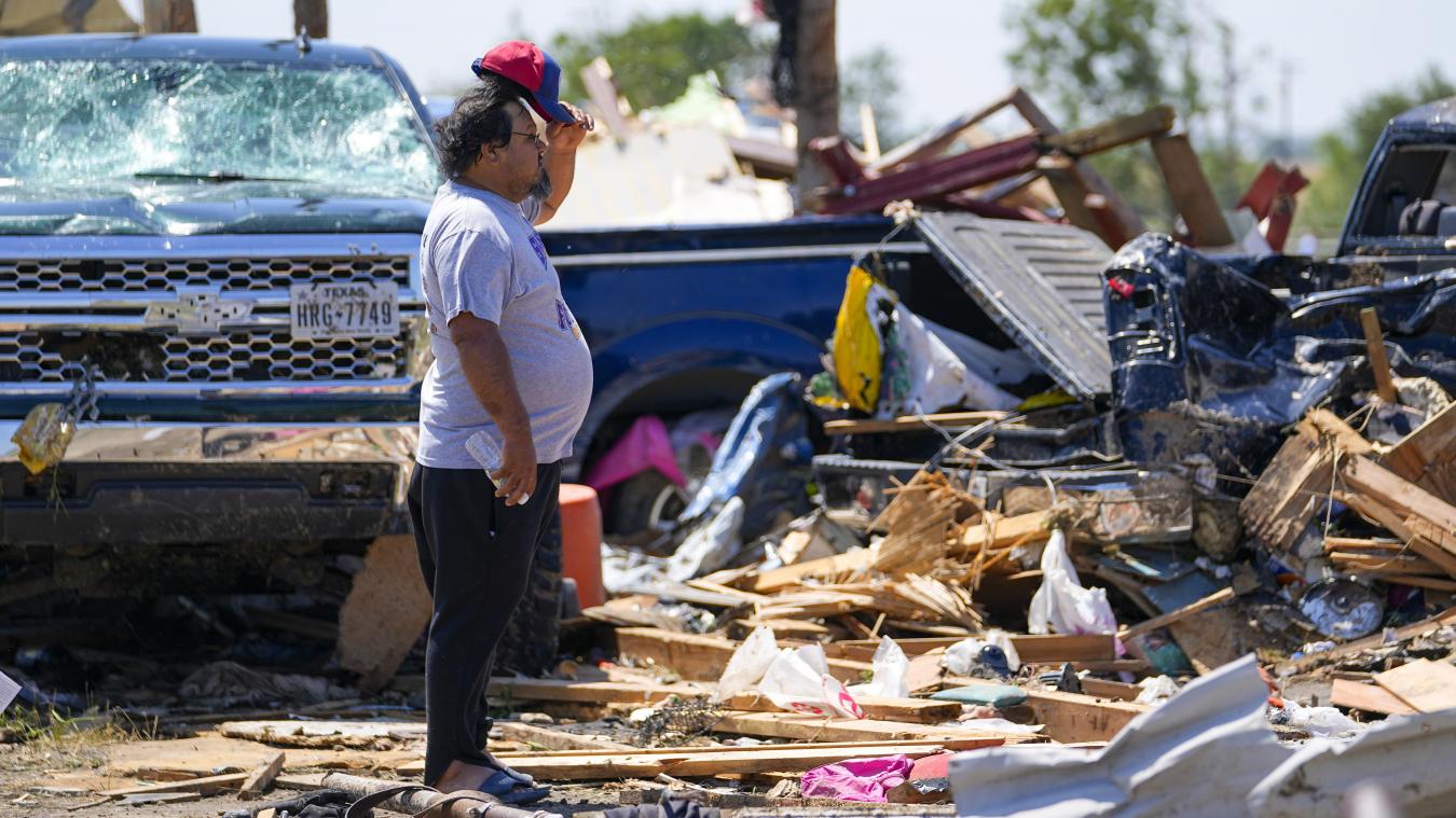 <p>Ein Mann sieht sich die Trümmer in Valley View an.</p>