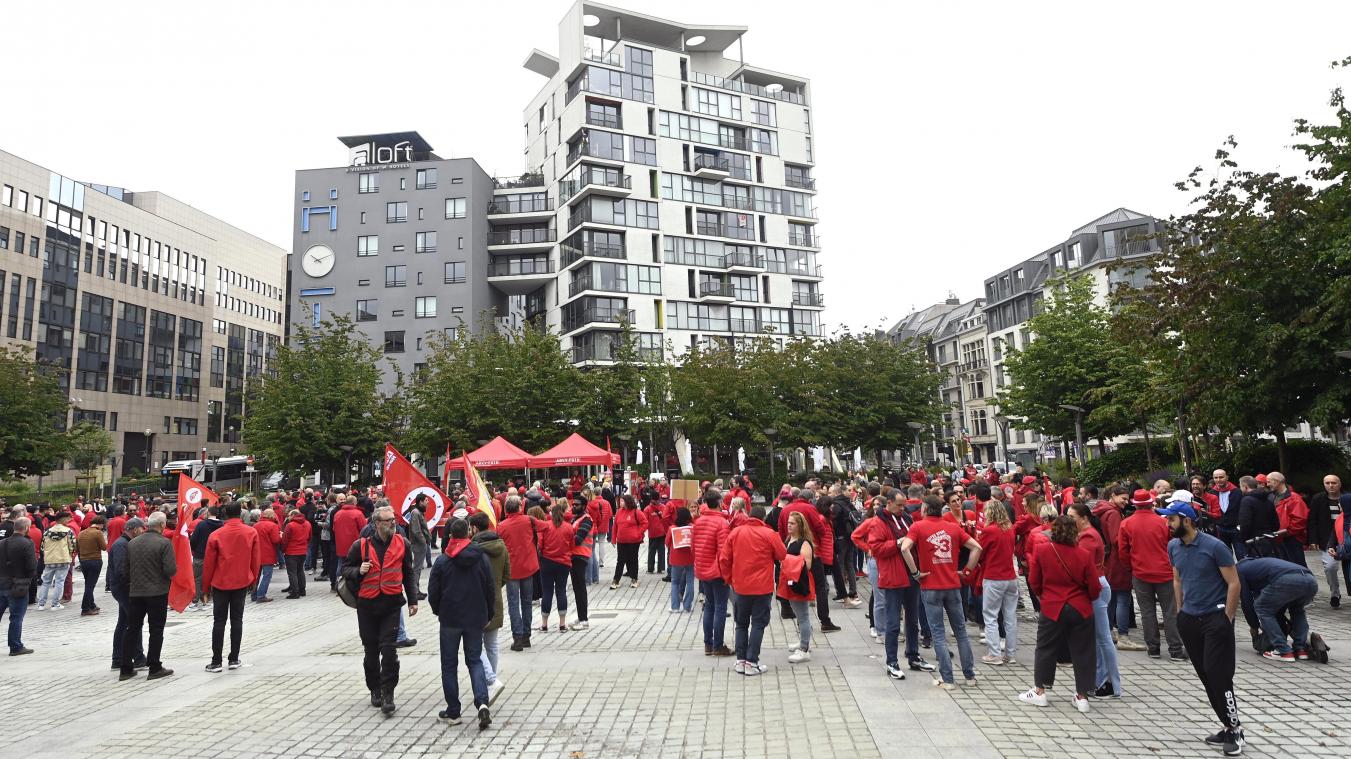 <p>Die Demonstranten tragen Schilder und Plakate mit Forderungen.</p>