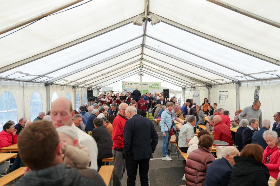 <p>Ab dem späten Vormittag herrschte im Festzelt reger Betrieb.</p>