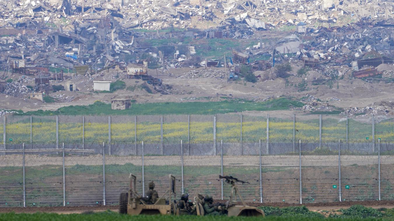 <p>Israelische Soldaten fahren in der Nähe der Grenze zum Gazastreifen im Süden Israels.</p>