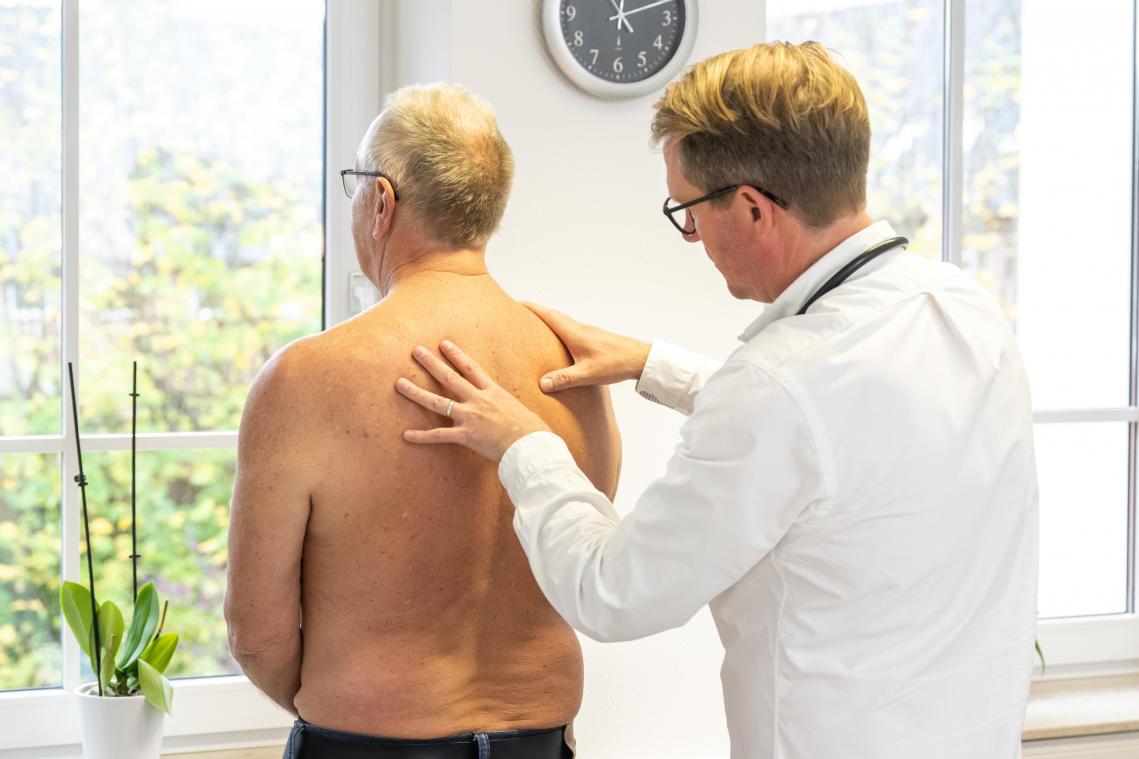 <p>Unerklärliche Rücken- oder tiefe Oberbauchschmerzen können frühe Warnzeichen eines Tumors in der Bauchspeicheldrüse sein, die sich direkt über der Wirbelsäule befindet.</p>