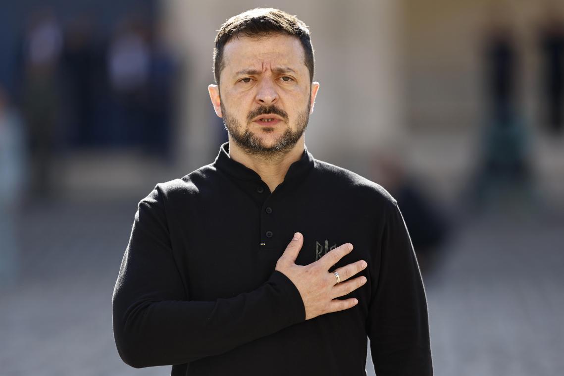 <p>Der ukrainische Präsident Wolodymyr Selenskyj hört die ukrainische Nationalhymne am Invaliden-Denkmal während einer militärischen Ehrenzeremonie.</p>