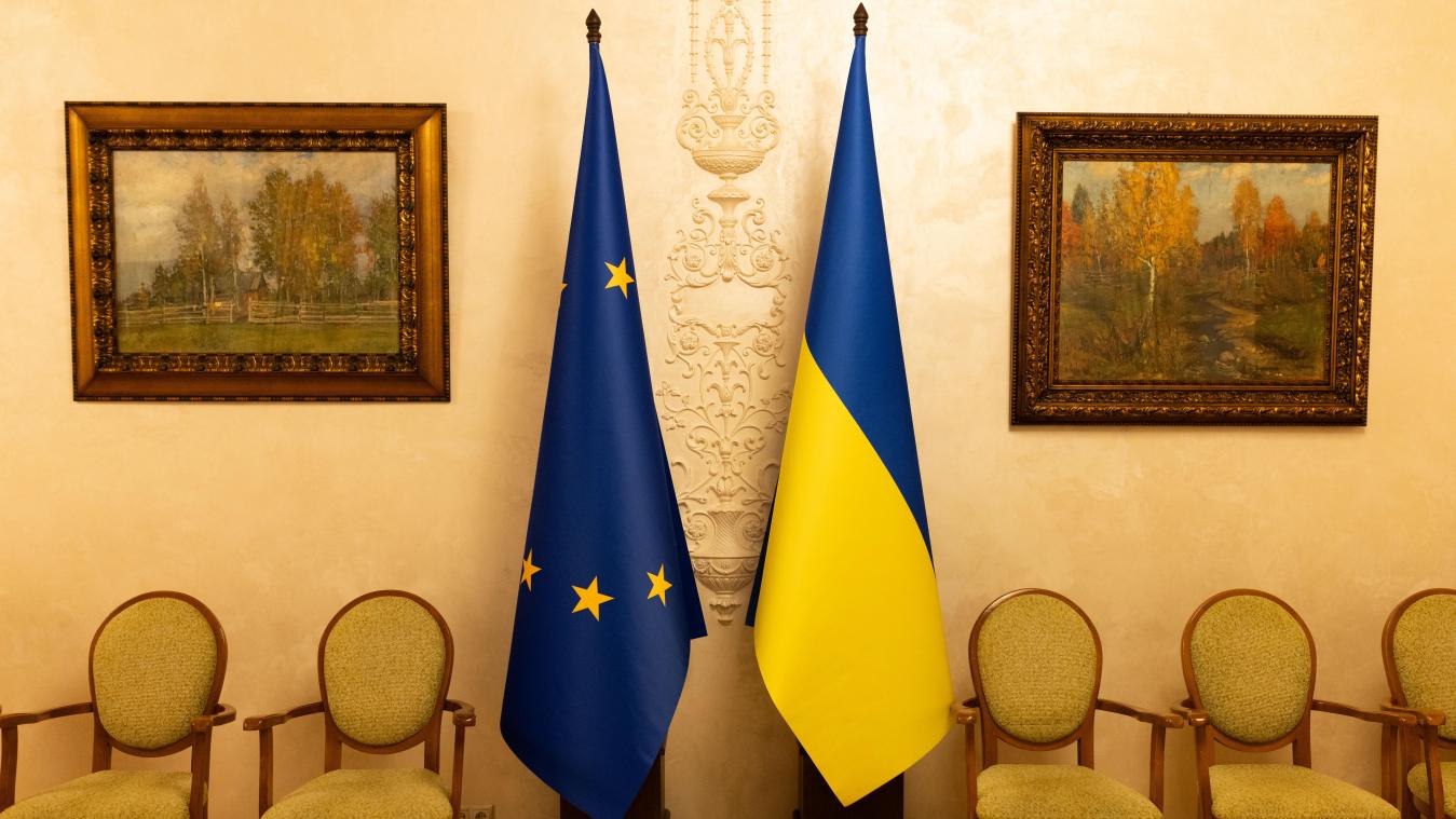 <p>Eine ukrainische und eine europäische Flagge sind im Ministerkabinett der Ukraine zu sehen, beim Besuch von von der Leyen, der Präsidentin der Europäischen Kommission, in der Ukraine.</p>