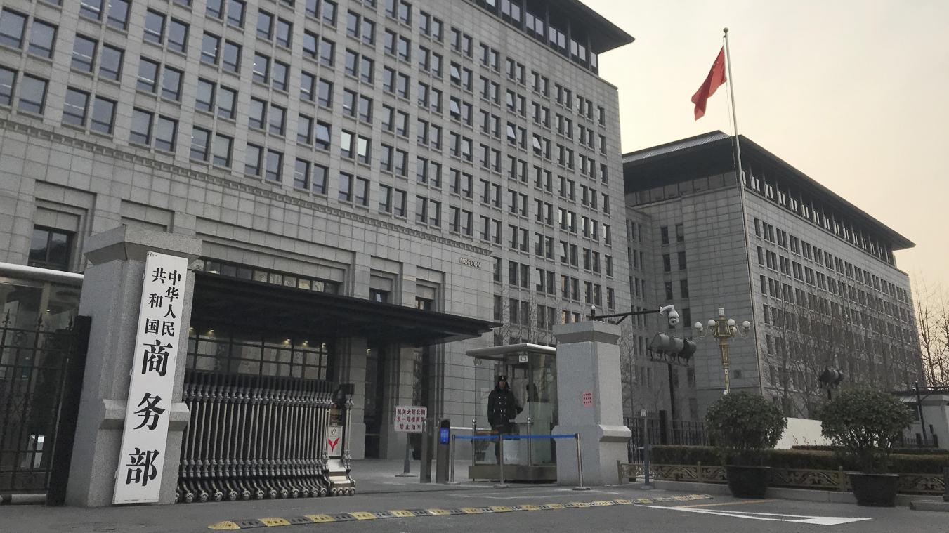 <p>Ein Polizist bewacht den Haupteingang des Handelsministeriums. Das Ministerium hat die Androhung der EU, Strafzölle auf E-Autos aus China zu erheben, kritisiert</p>