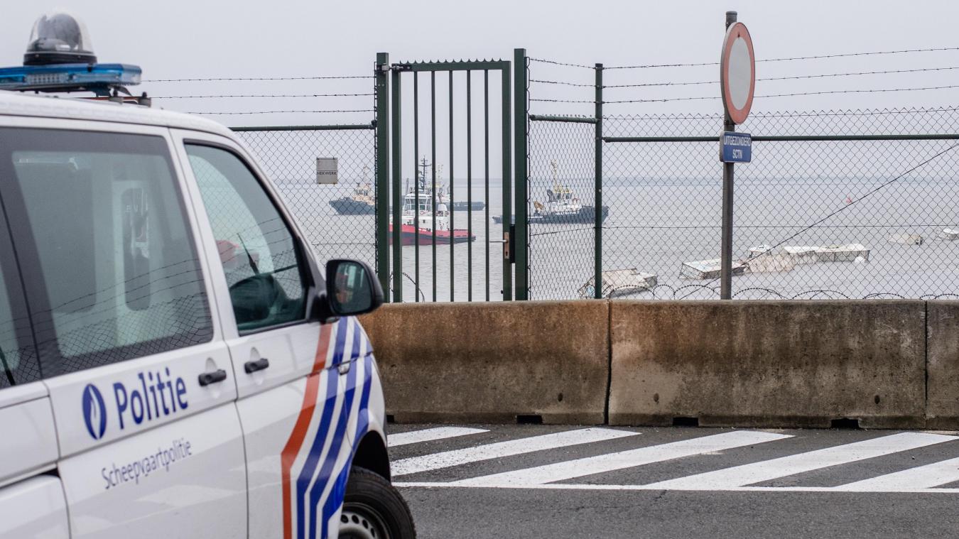 <p>Antwerpen: Begleitfahrzeug fährt in Gruppe von Radfahrern</p>

