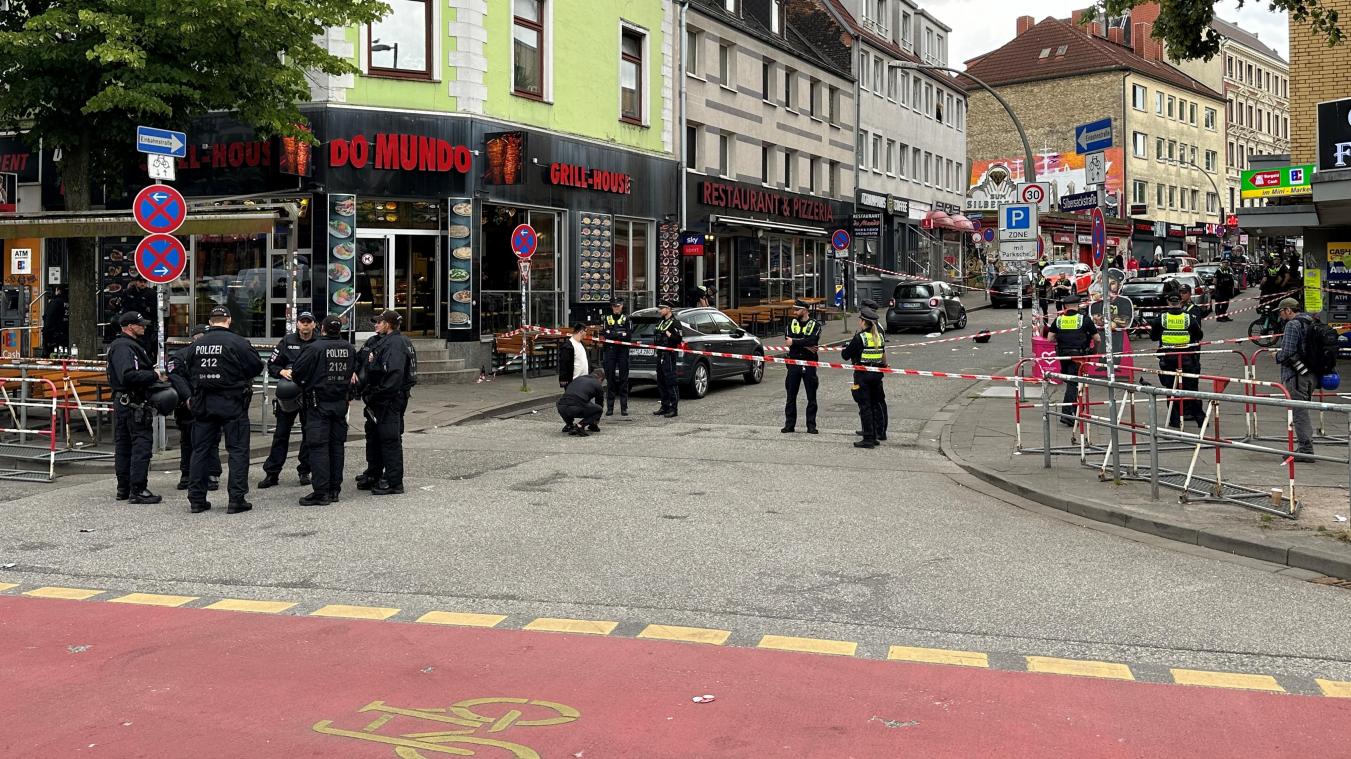 <p>ie Polizei sperrt nach einem Einsatz einen Bereich nahe der Reeperbahn ab. Nahe der Reeperbahn in Hamburg-St. Pauli hat die Polizei einen mit einer Spitzhacke und einem Molotowcocktail bewaffneten Mann angeschossen. Er sei am Bein getroffen worden, sagte ein Polizeisprecher am Sonntag zu einem Bericht der «Bild».</p>