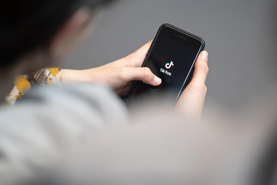 <p>Vor allem jüngere Menschen informieren sich über Kurzvideoplattformen wie TikTok.</p>