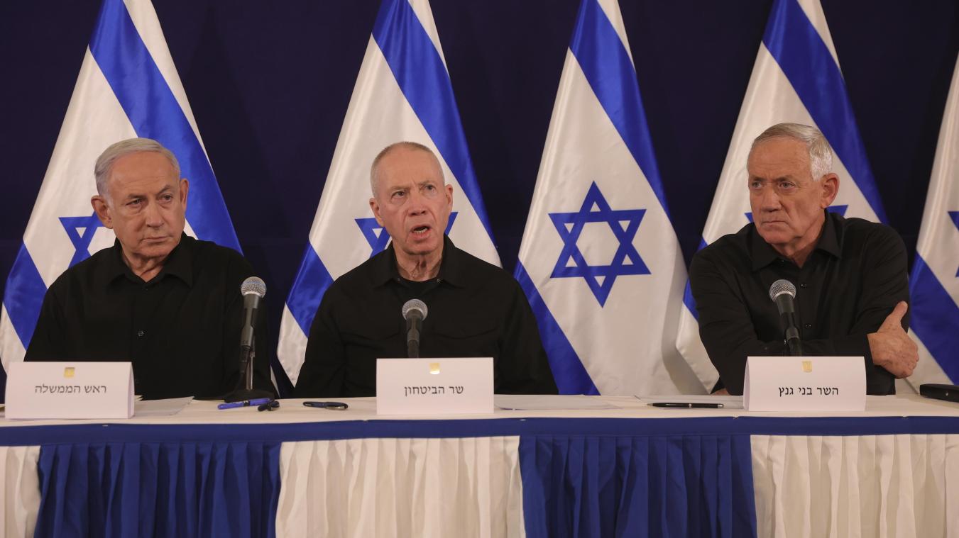 <p>Gut eine Woche nach dem Rückzug von Minister Benny Gantz aus der israelischen Notstandsregierung hat Ministerpräsident Benjamin Netanjahu (links) das Kriegskabinett aufgelöst.</p>