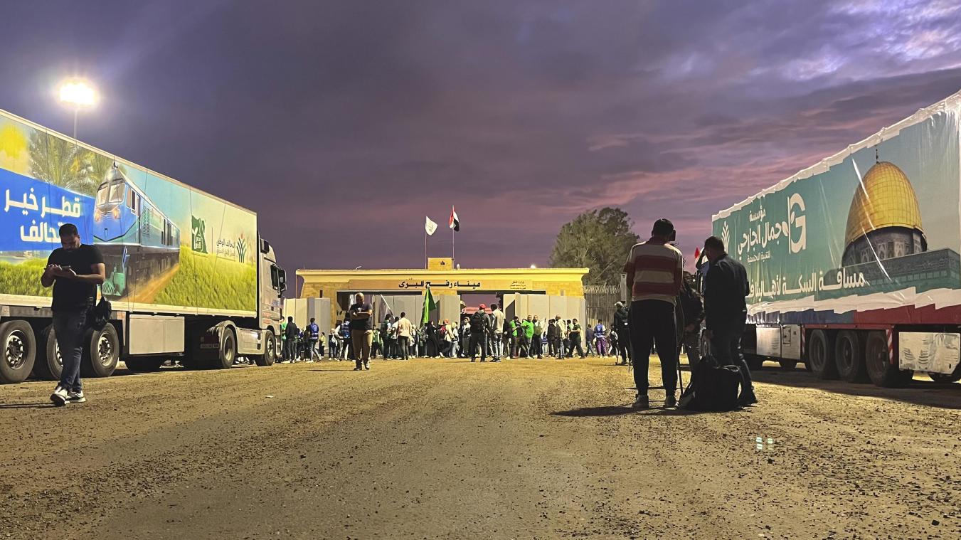 <p>Ein humanitärer Hilfskonvoi für den Gazastreifen steht am Grenzübergang Rafah in Ägypten.</p>