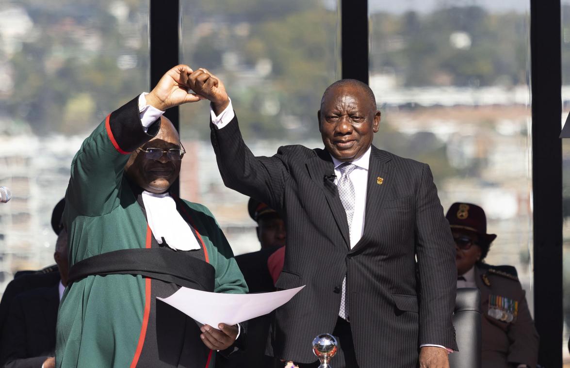 <p>Cyril Ramaphosa (r) wird bei seiner Amtseinführung in den Union Buildings von Oberrichter Raymond Zondo als Südafrikas Präsident vereidigt.</p>