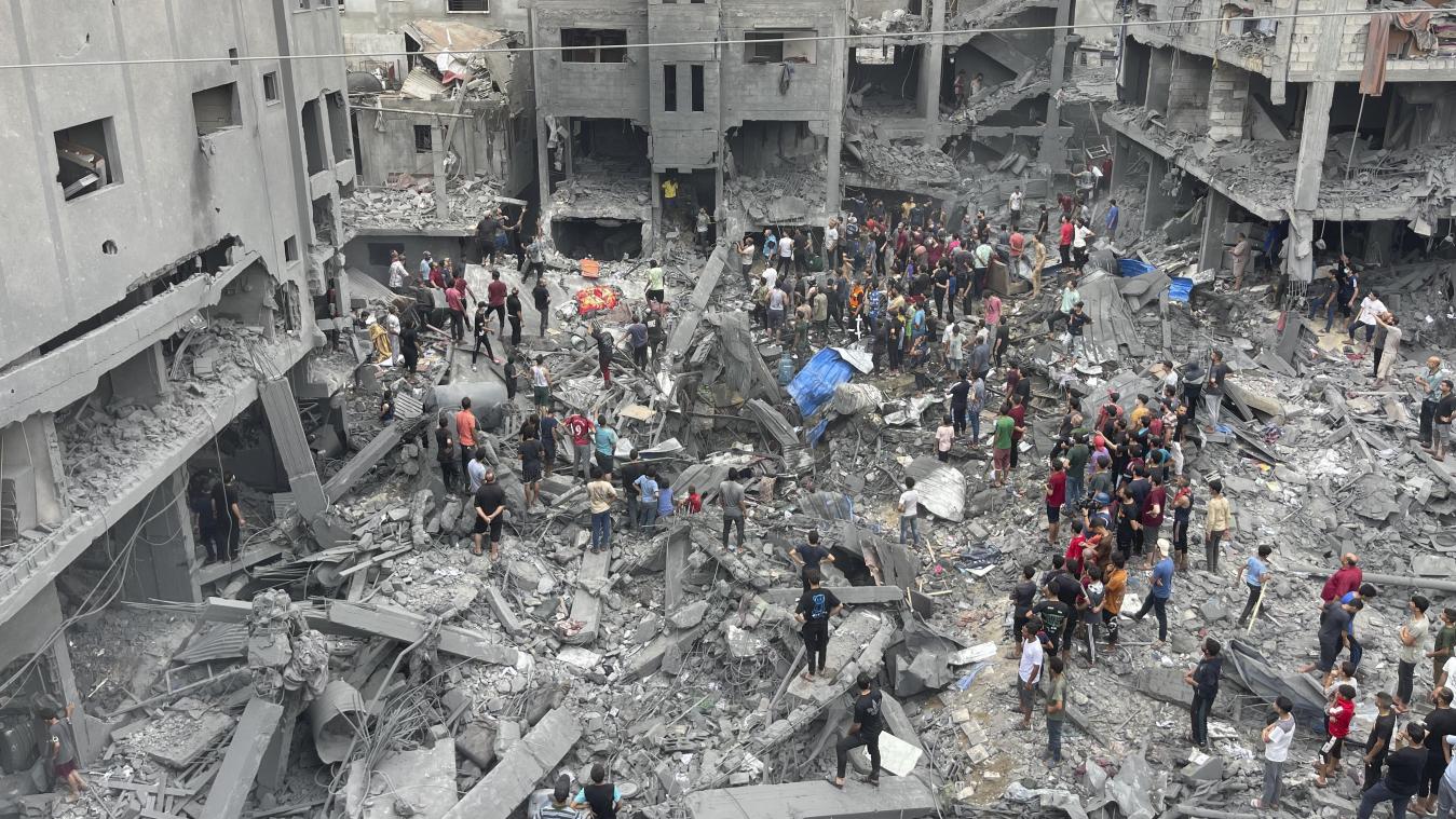 <p>Palästinenser suchen nach einem israelischen Luftangriff im Flüchtlingslager Shati im Gazastreifen nach Überlebenden.</p>