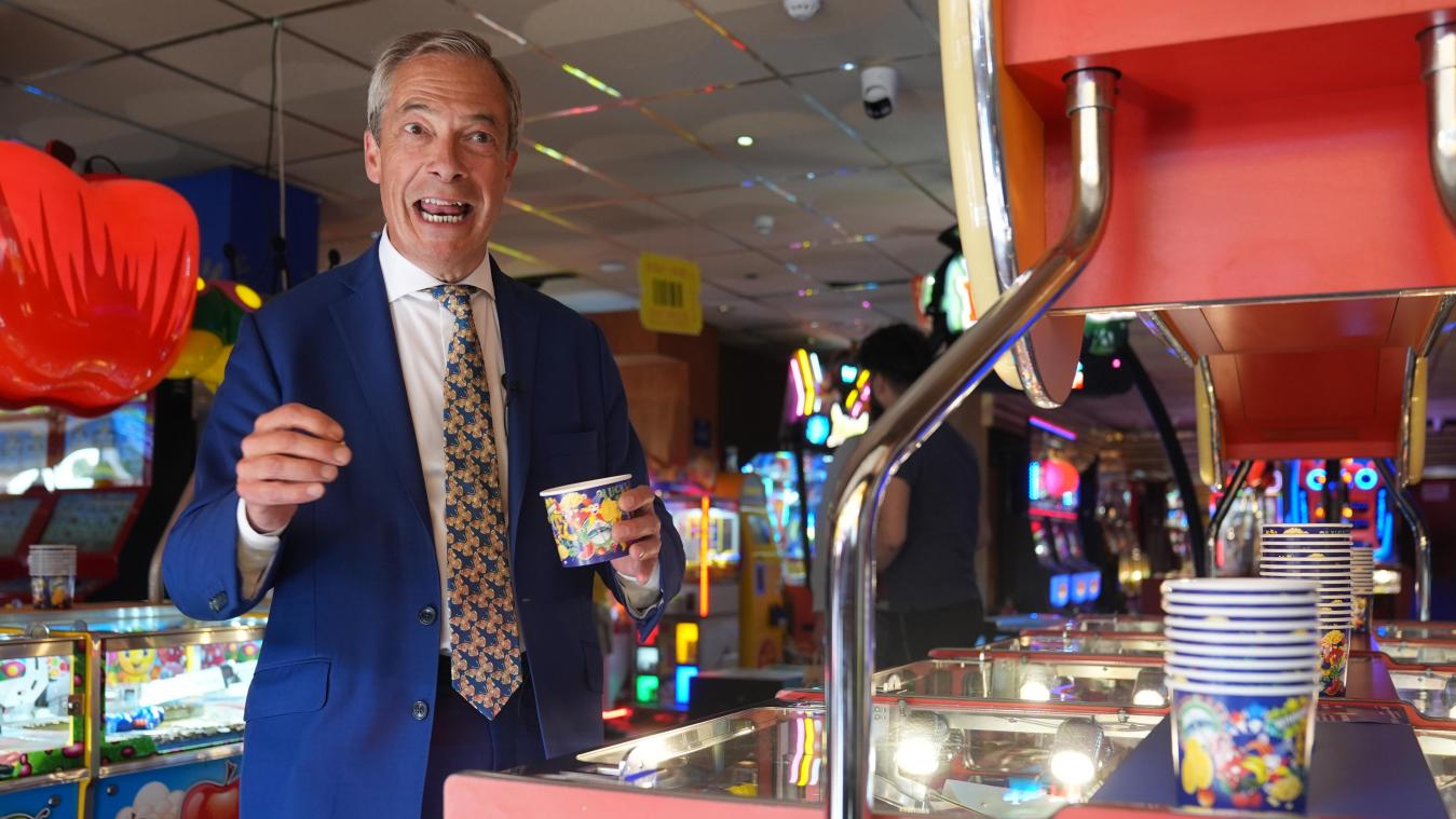 <p>Der Vorsitzende der britischen Reformpartei, Nigel Farage, spielt an einem 2-Punkte-Automaten auf seiner Wahlkampf-Tour in Clacton-on-Sea.</p>
