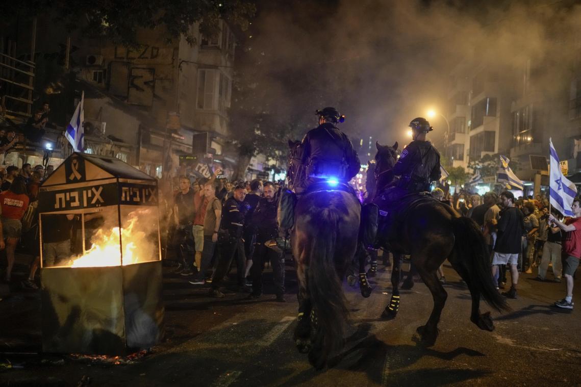 <p>Israelische berittene Polizisten treiben Demonstranten auseinander, die eine Straße blockieren, während sie gegen die Regierung von Ministerpräsident Netanjahu protestieren und die Freilassung von Geiseln fordern, die im Gazastreifen von der Terrororganisation Hamas festgehalten werden.</p>