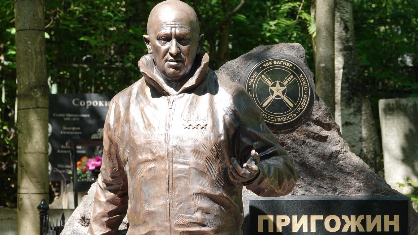 <p>Auf dem Grab des russischen Unternehmers Jewgeni Prigoschin steht eine fast lebensgroße Figur als Denkmal zur Erinnerung an den Gründer der Privatarmee Wagner.</p>