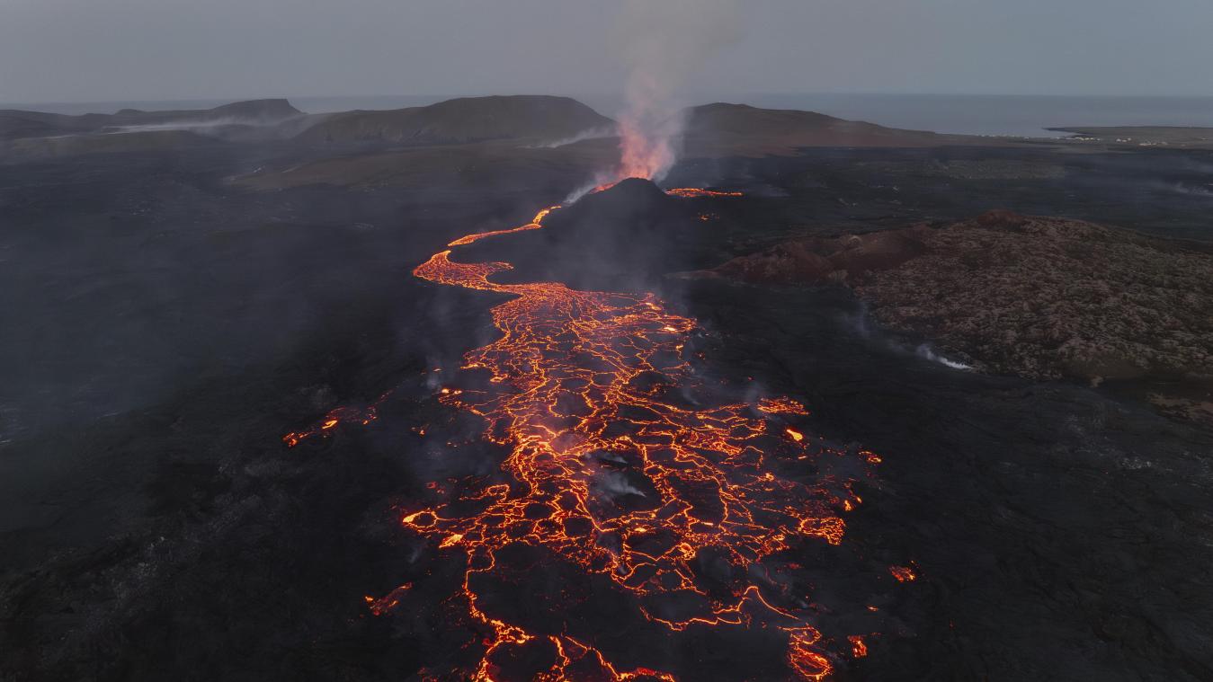 <p>Ein Vulkan im Südwesten Islands ist ausgebrochen und spuckt rote Lava in der Nähe der Küstenstadt Grindavik.</p>