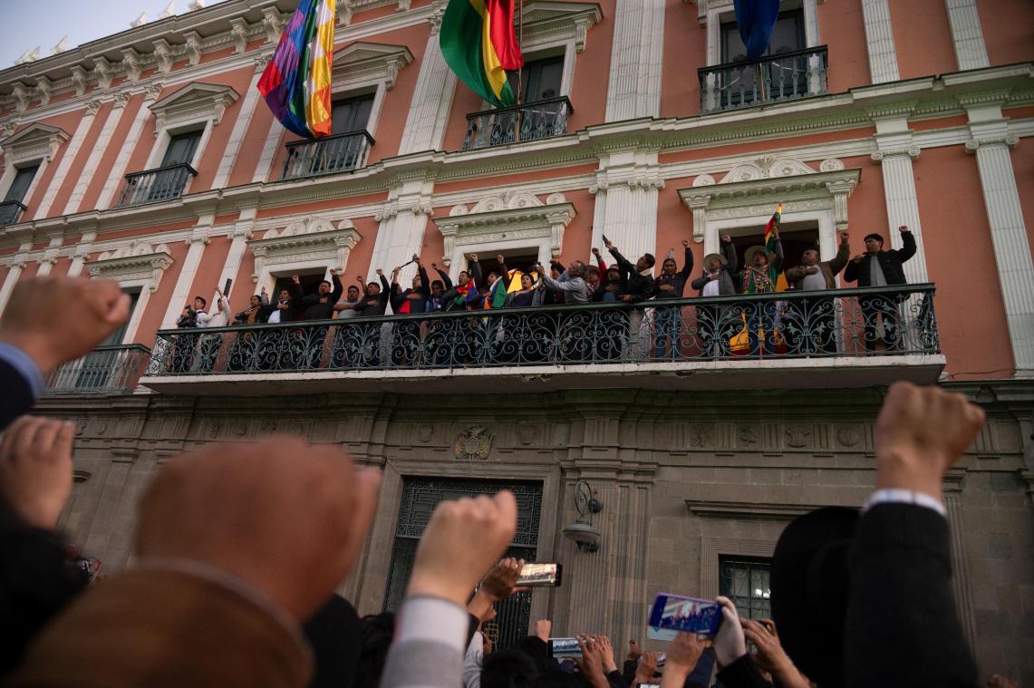 <p>Der bolivianische Präsident Luis Arce begrüßt seine Anhänger auf einem Balkon des Regierungspalastes. Soldaten hatten am Mittwoch während eines Putschversuchs den Platz vor dem bolivianischen Regierungspalast eingenommen.</p>