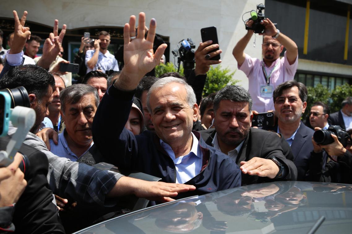 <p>Der reformorientierte Kandidat für die iranischen Präsidentenwahlen, Massud Peseschkian (M), winkt den Medien zu, nachdem er seine Stimme bei den vorgezogenen iranischen Präsidentschaftswahlen 2024 im Wahllokal des Firouzabadi-Hospitals in Shahre Ray im Süden Teherans abgegeben hat.</p>