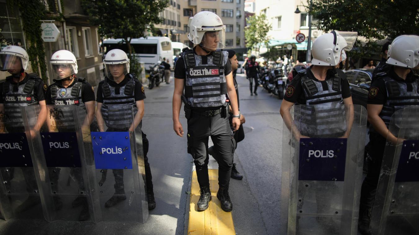 <p>Polizeibeamte blockieren im Juni 2023 eine Straße während der Pride-Parade in Istanbul.</p>