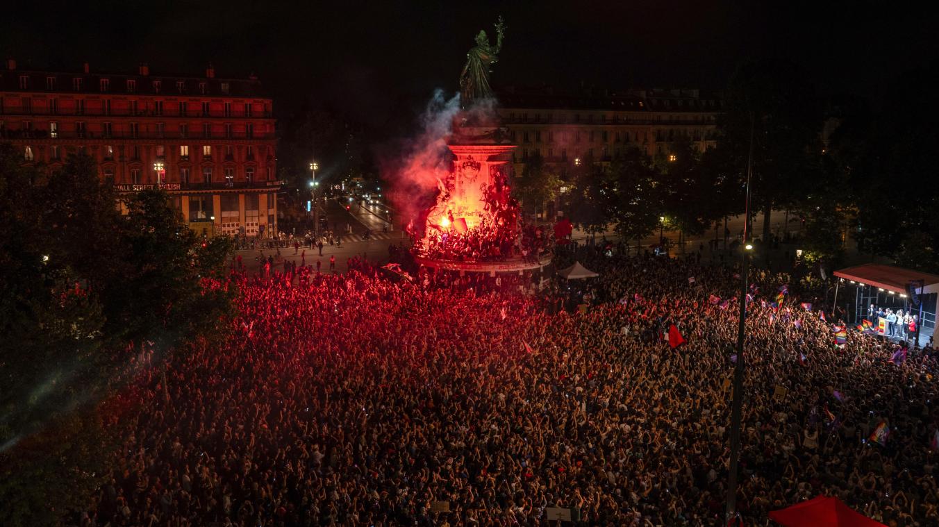 <p>Menschen versammeln sich auf dem Platz der Republik während einer Demonstration gegen die rechtsnationale Rassemblement National, die in der ersten Runde der Parlamentswahlen einen deutlichen Vorsprung erzielte.</p>