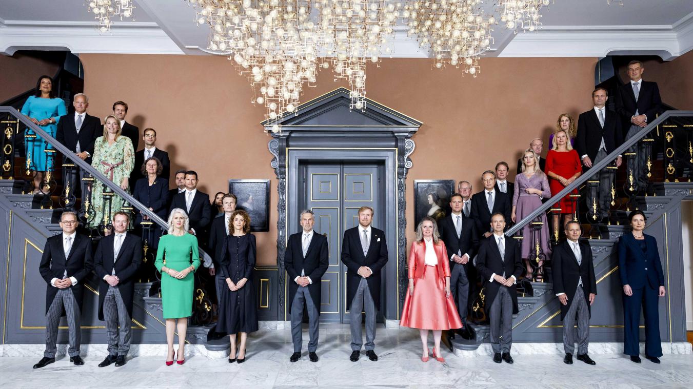 <p>König Willem-Alexander (Mitte r.) und Premierminister Dick Schoof (Mitte l.) mit den neuen Ministern und den neuen Staatssekretären bei einem Fototermin im Palast Huis ten Bosch.</p>