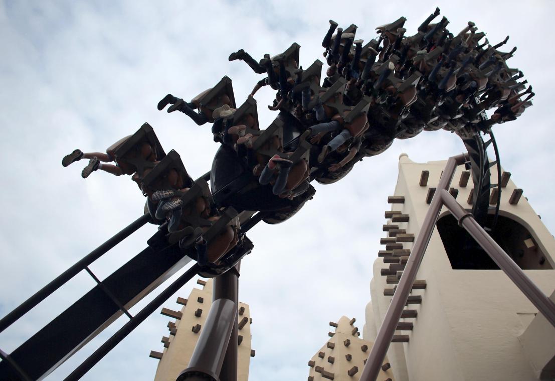 <p>Besucher fahren im Freizeitpark Phantasialand auf der Achterbahn „Black Mamba“.</p>