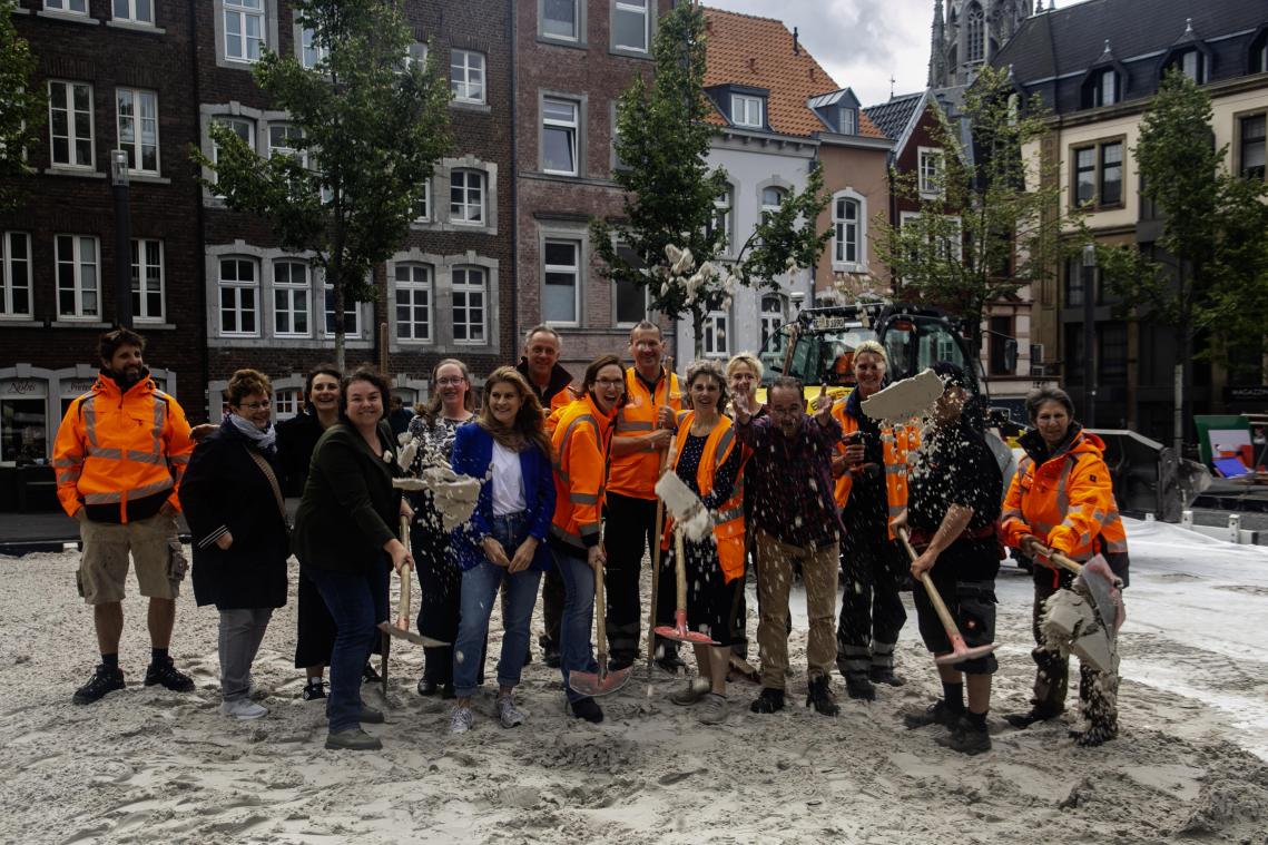 <p>Auch den städtischen Mitarbeitern ist der Spaß anzusehen: „Printen Beach“ ist seit Freitag wieder auf dem Katschhof aufgeschüttet.</p>