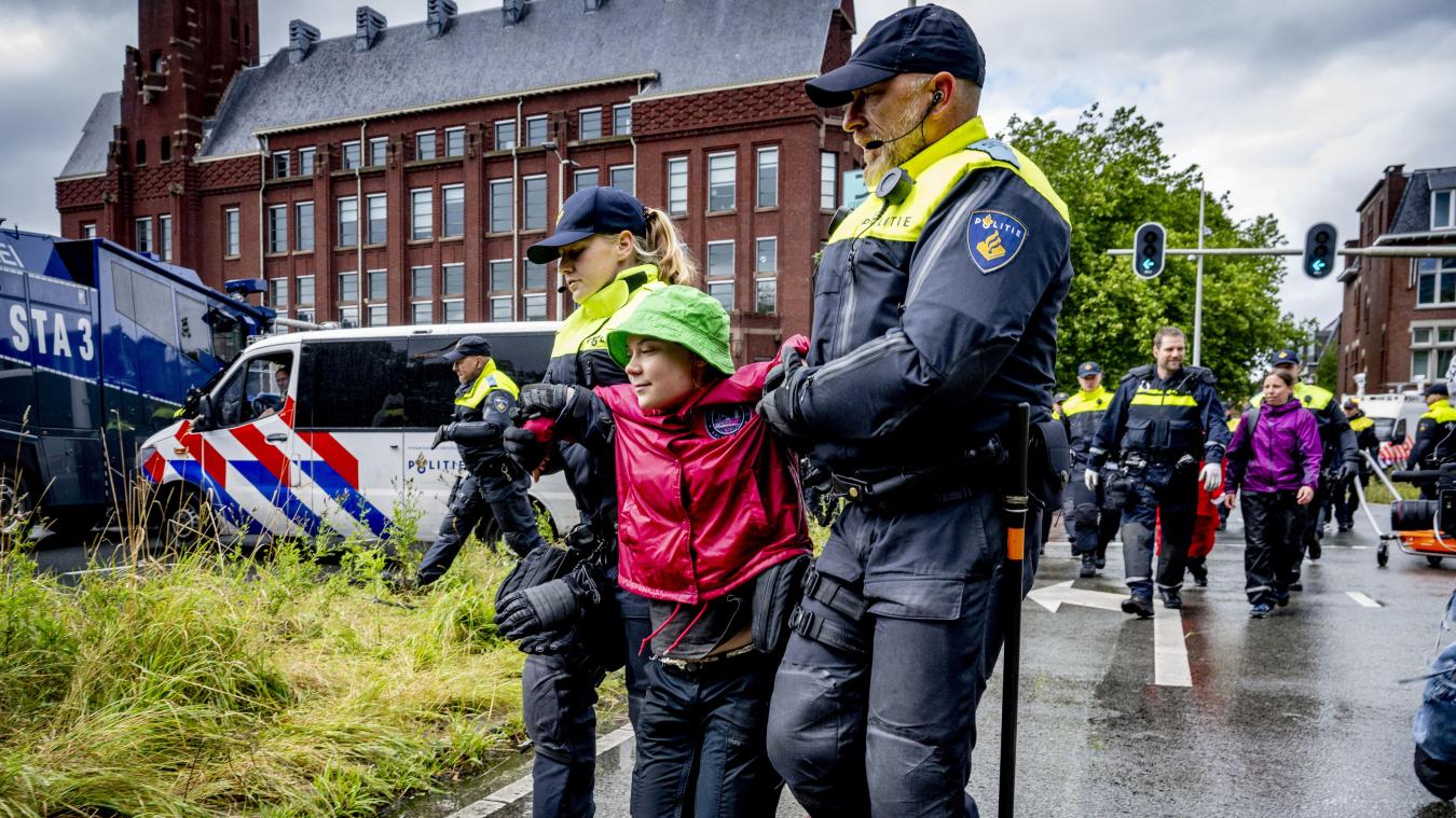 <p>Polizisten führten die 21-Jährige Thunberg in Den Haag ab.</p>
