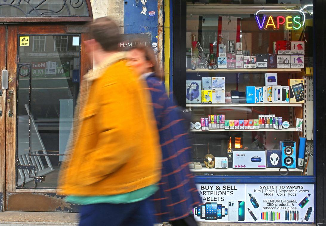<p>Ab dem 1. April 2025 dürfen Tabakprodukte nicht mehr in belgischen Geschäften ausgelegt werden. Von der Maßnahme sind alle Arten von Tabakprodukten - auch E-Zigaretten und Vapes - betroffen.</p>