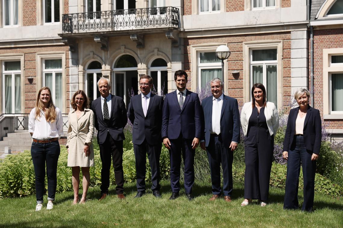 <p>Die neue Regierungsmannschaft der Wallonischen Region: Anne-Catherine Dalcq, Valerie Lescrenier, Yves Coppieters, François Desquennes, Ministerpräsident Adrien Dolimont, Pierre Yves Jeholet, Jacqueline Galant und Cecile Neven (v.l.).</p>