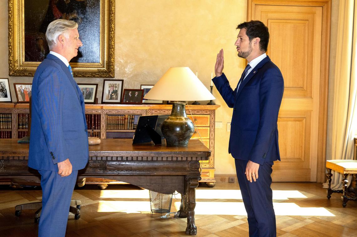 <p>Am Montagmorgen legte Adrien Dolimont (MR) als neuer Ministerpräsident der Wallonischen Region den Eid vor König Philippe ab. Mit nur 35 Jahren ist Dolimont der bislang jüngste wallonische Politiker in diesem Amt.</p>