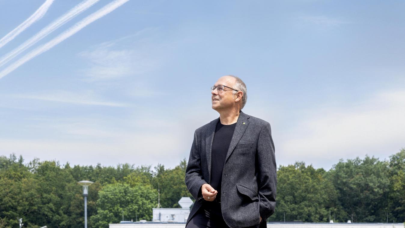 <p>Prof. Andreas Petzold blickt auf Kondensstreifen: Sie entstehen, wenn die Luft in 10-12 Kilometern Höhe so kalt und feucht ist, dass die Abgase eines Flugzeugs gefrieren.</p>