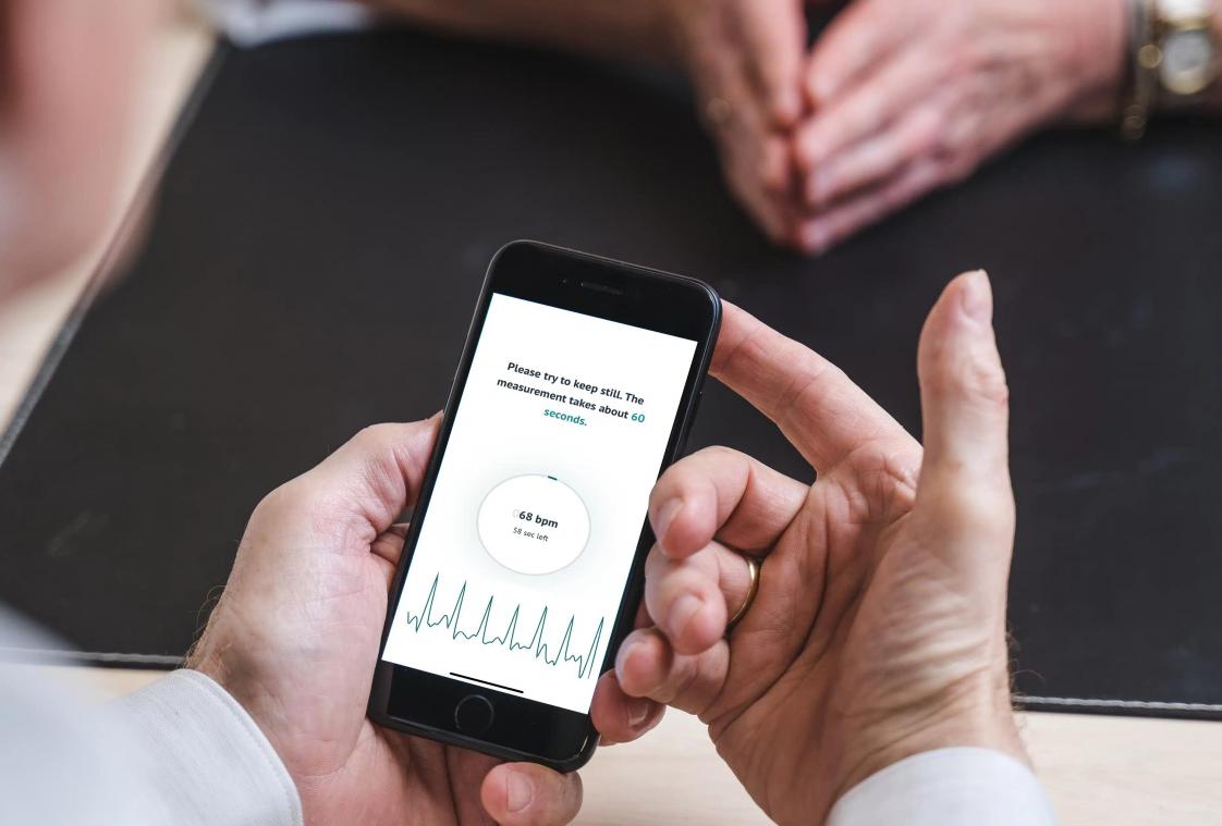 <p>Die App ist leicht zu bedienen, mit einem einfachen Auflagen des Fingers startet die Messung.</p>