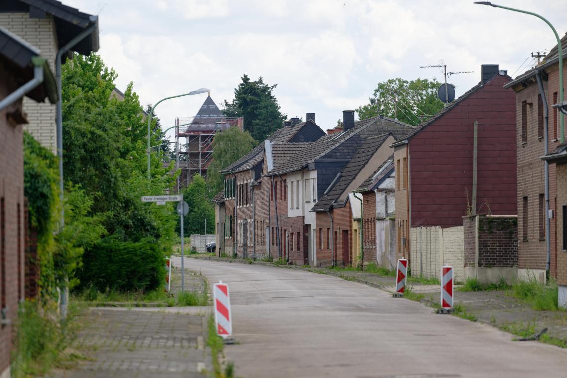<p>Zumeist unbewohnte Häuser stehen an einer Straße in Bürgewald, dem früheren Morschenich am Tagebau Hambach.</p>