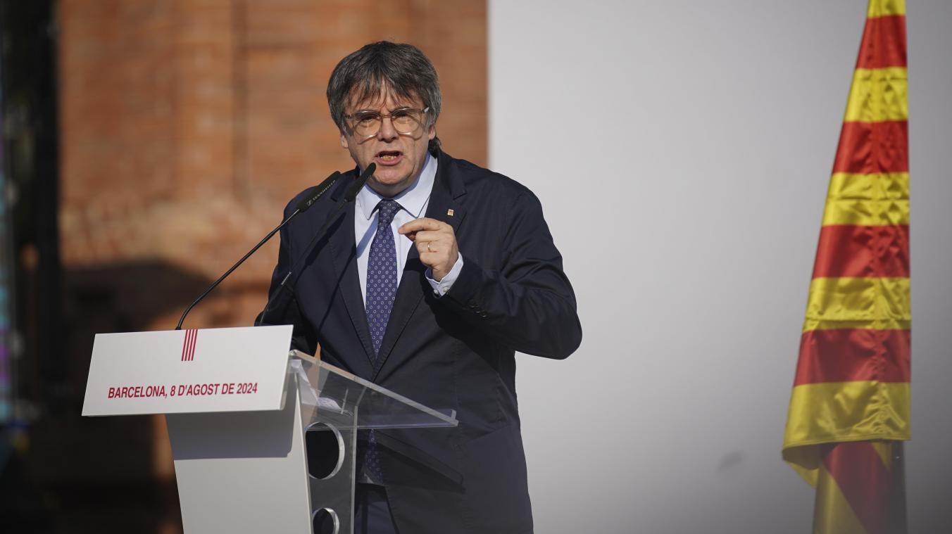 <p>Der katalanische Unabhängigkeitsführer und ehemalige Präsident Carles Puigdemont spricht zu seinen Anhängern, nachdem er in der Nähe des katalanischen Parlaments angekommen ist.</p>