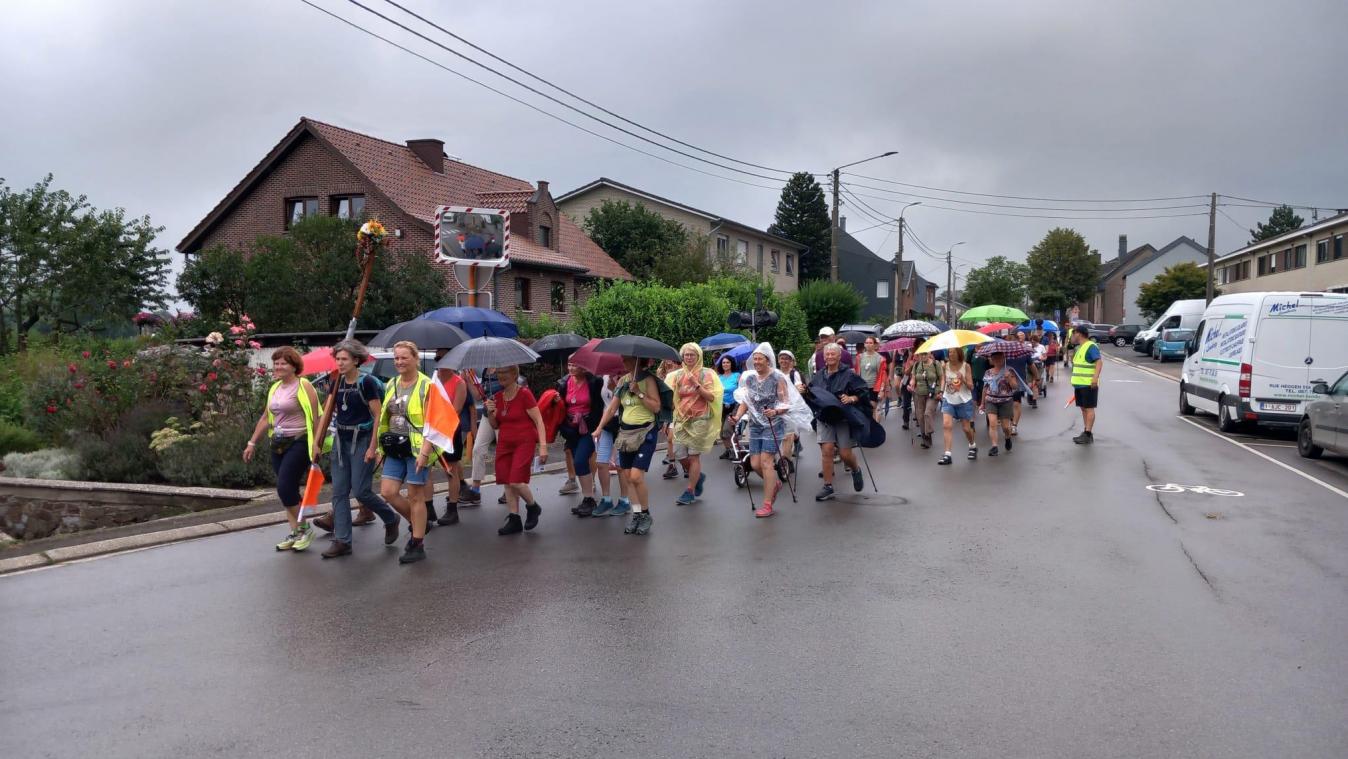 <p>Kevelaer-Pilger kehren mit Regenschirmen nach Eupen zurück</p>