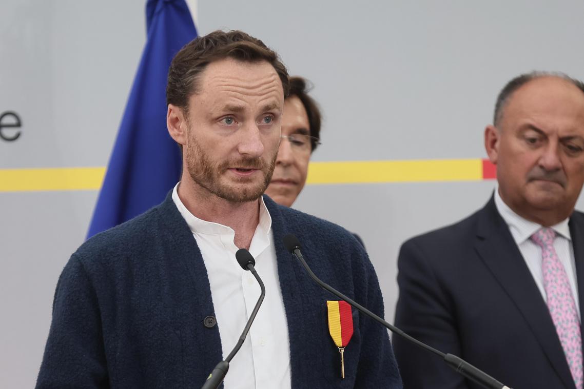<p>Olivier Vandecasteele saß rund ein Jahr lang in einem iranischen Gefängnis. Nun fordert er eine bessere Unterstützung seiner Kollegen.</p>