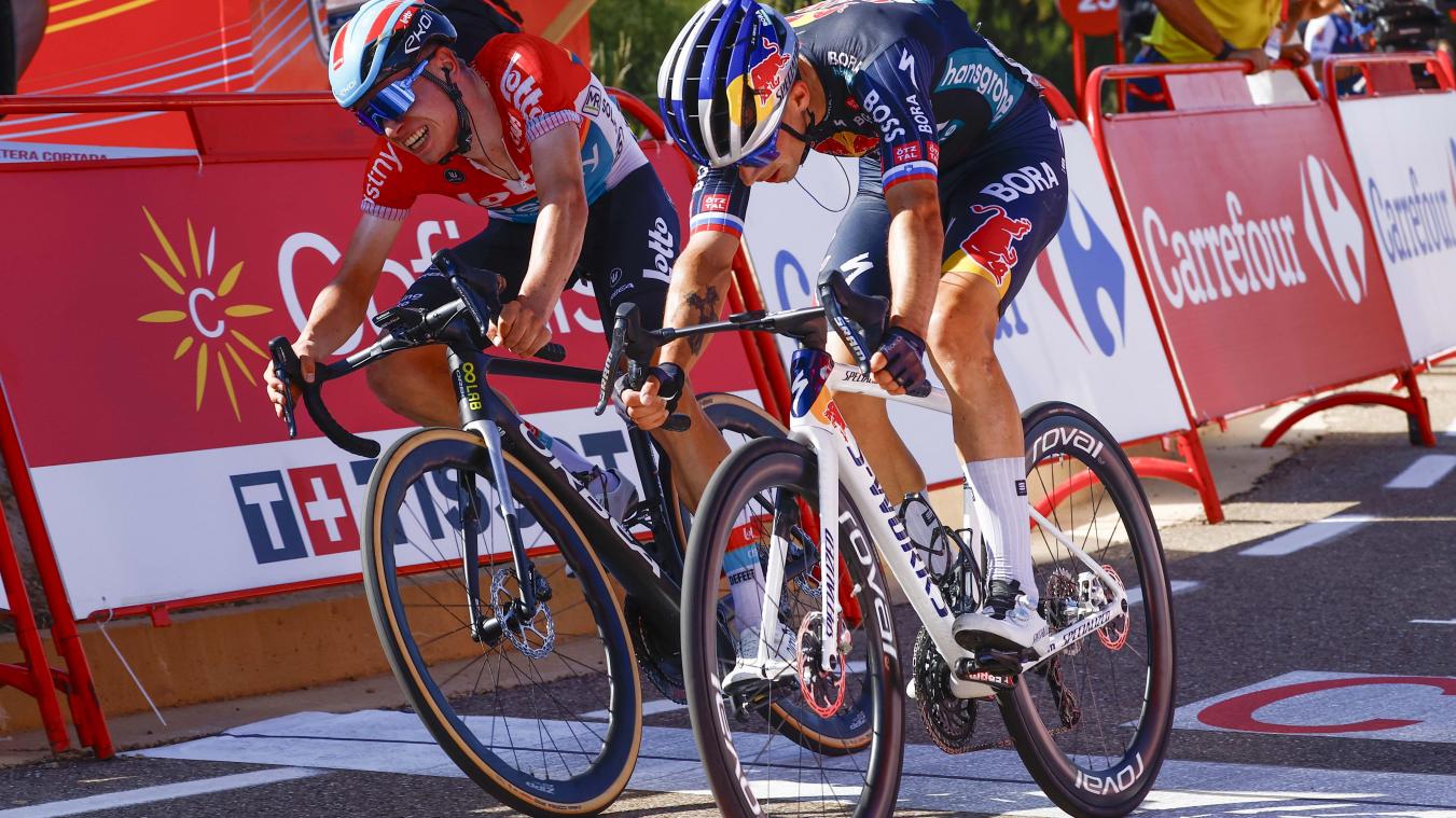 <p>Zu früh gefreut: Primoz Roglic (rechts) jagt Lennert Van Eetvelt noch den Sieg ab.</p>