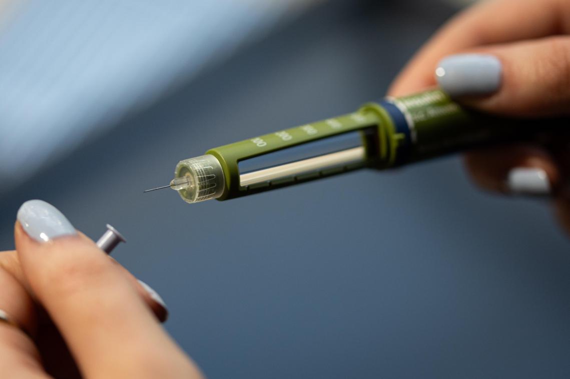 <p>Eine Frau hält einen Insulin-Pen mit freigelegter Injektionsnadel in der Hand.</p>