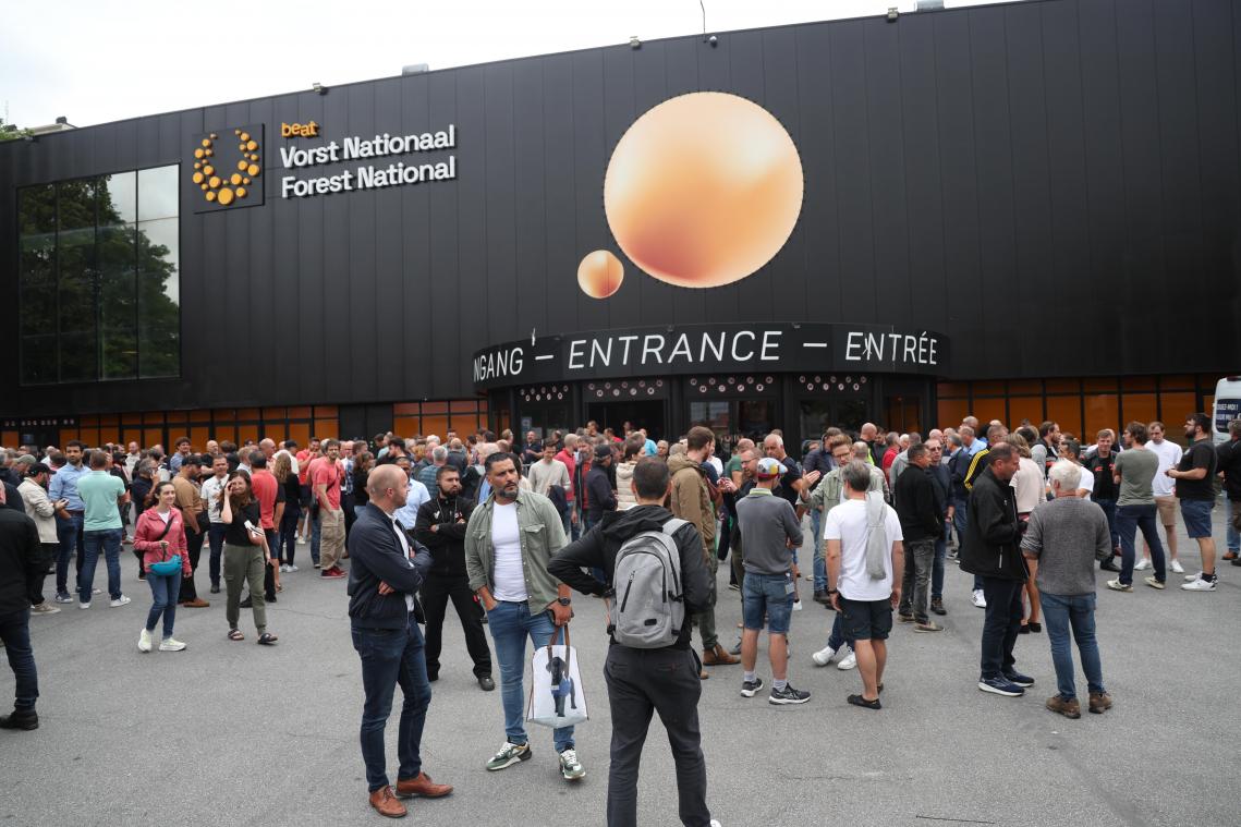 <p>Nach der Generalversammlung der Belegschaft von Audi Brussels im Forest National verlassen die enttäuschten Teilnehmer das Gebäude.</p>