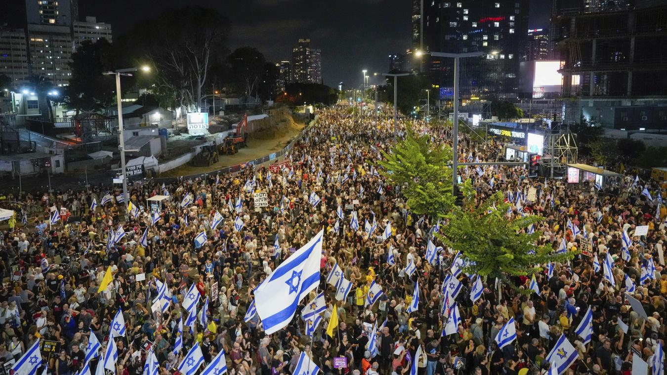 <p>Menschen protestieren am Wochenende in Tel Aviv gegen die Regierung von Ministerpräsident Netanjahu und fordern die Freilassung von Geiseln, die im Gazastreifen von der islamistische Hamas festgehalten werden.</p>