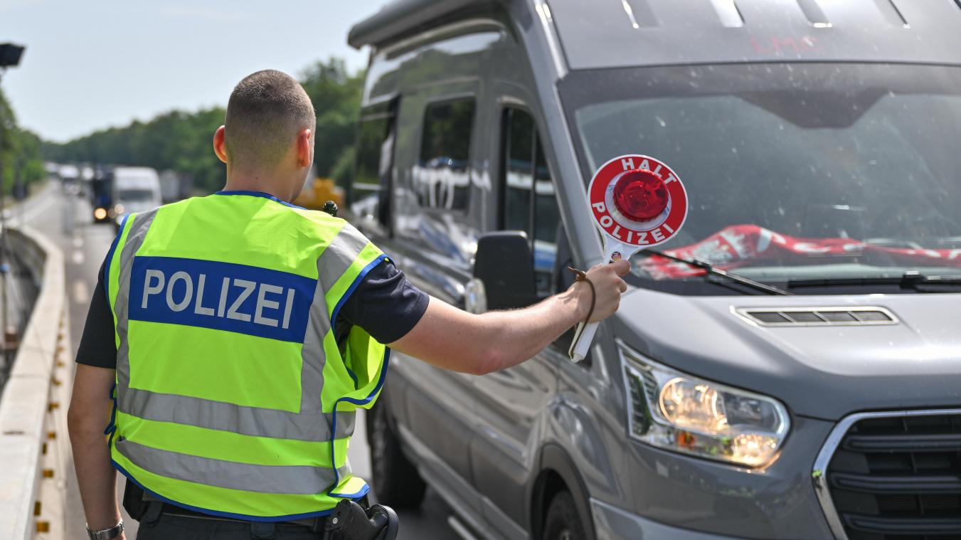<p>Ein Bundespolizist steht auf der Autobahn A12 nahe dem deutsch-polnischen Grenzübergang und stoppt ein Auto bei der Einreise nach Deutschland.</p>