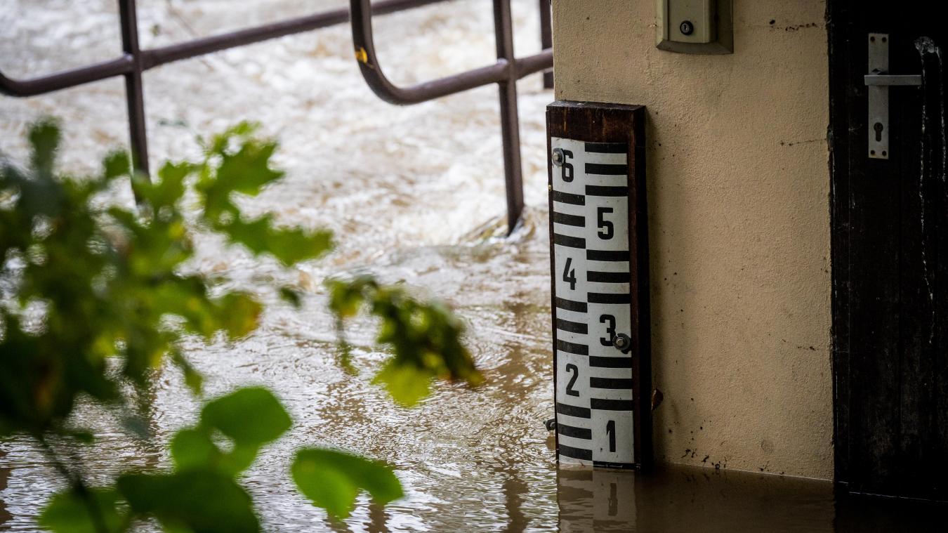 <p>Eine überflutete Brücke und ein gemauertes Gebäude mit einer Messskala am Fluss Bìlá. Extreme Regenfälle und Hochwasser halten die Einsatzkräfte in Tschechien auf Trab.</p>